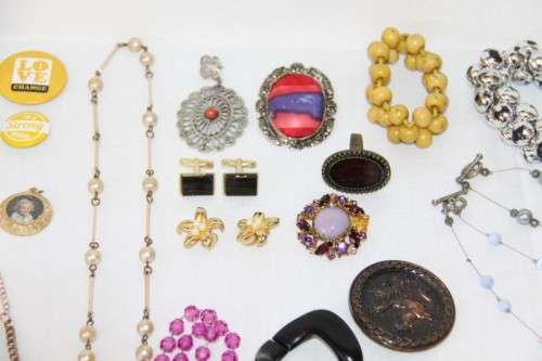 A beautiful assorted collection of jewellery including necklaces, pendants, brooches & more | RS17