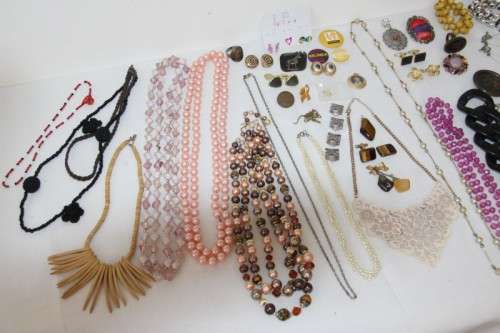 A beautiful assorted collection of jewellery including necklaces, pendants, brooches & more | RS17