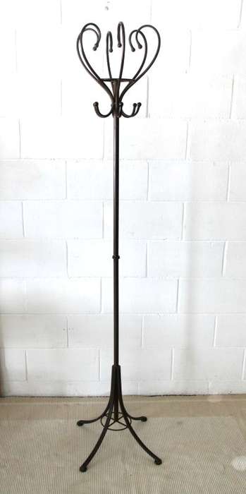 A stunning tall wrought iron coat rack/ hat stand with loads of space in very good condition
