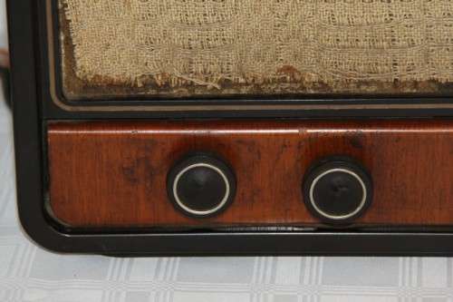 An amazing vintage ornamental Bakelite valve radio in good condition
