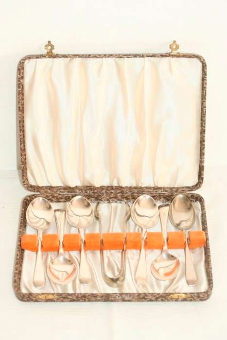 A beautiful vintage boxed silver plated 6-teaspoon set with a pair of sugar tongs in great condition