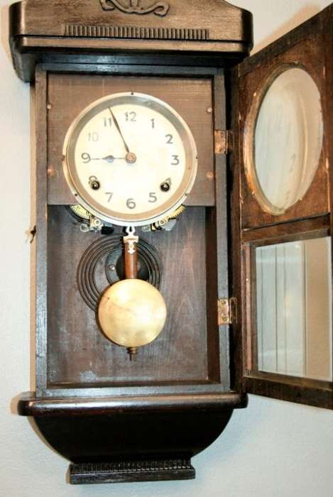 **RS17** A beautiful vintage mechanical wall clock with a cut glass door & spiral gong