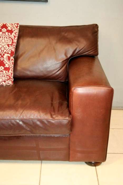 A superb and extremely well made (large) genuine leather 2-seater couch in stunning condition