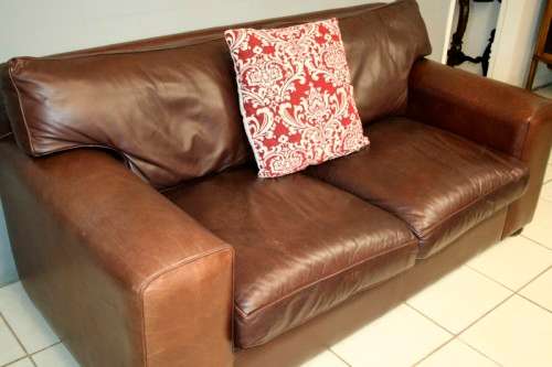 A superb and extremely well made (large) genuine leather 2-seater couch in stunning condition