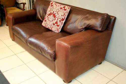 A superb and extremely well made (large) genuine leather 2-seater couch in stunning condition