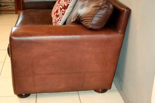 A superb and extremely well made (large) genuine leather 2-seater couch in stunning condition
