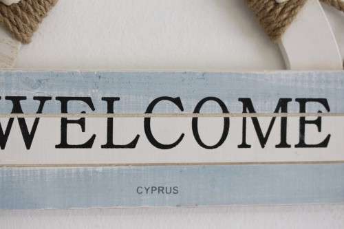A very charming "Welcome" wall hanging sign with a beach/ holiday theme - perfect Xmas gift!!