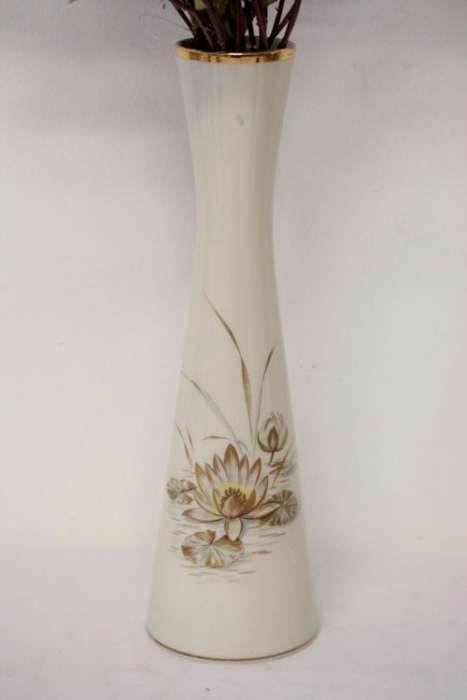 A superb Alboth & Kaiser "Bavaria" fine porcelain vase with gold gilding and seerose pattern.