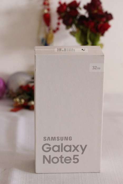 A white Samsung Galaxy Note 5 - in the original box with charger - great working condition!!