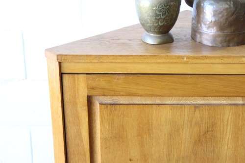 A lovely Oak single-door corner cabinet with shelves on the inside. Perfect for smaller spaces!!