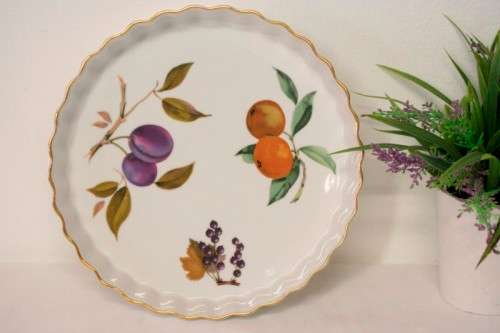 A fantastic medium sized (22.5cm) Royal Worcester "Evesham" oven to table ware dish.