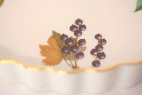 A fantastic medium sized (22.5cm) Royal Worcester "Evesham" oven to table ware dish.