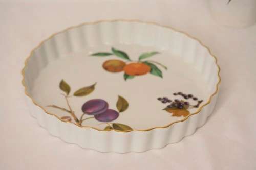 A fantastic medium sized (22.5cm) Royal Worcester "Evesham" oven to table ware dish.