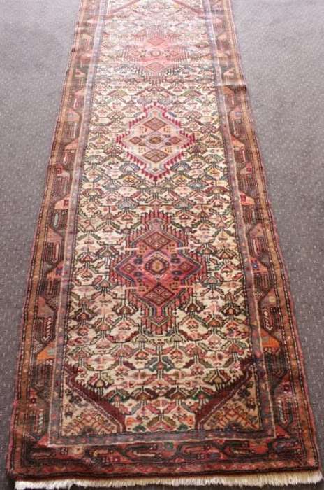 An incredible traditional vintage Iranian "Kashan" carpet runner (270cm x 91.5cm) in good condition