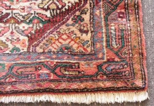 An incredible traditional vintage Iranian "Kashan" carpet runner (270cm x 91.5cm) in good condition