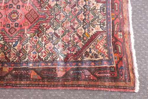 An incredible traditional vintage Iranian "Kashan" carpet runner (270cm x 91.5cm) in good condition