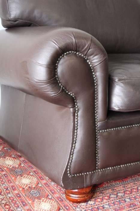 **RS17** A stunning, top-quality brown (full grain) genuine leather 2-seater couch in good condition