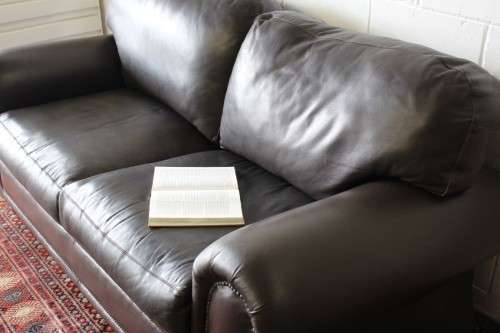**RS17** A stunning, top-quality brown (full grain) genuine leather 2-seater couch in good condition