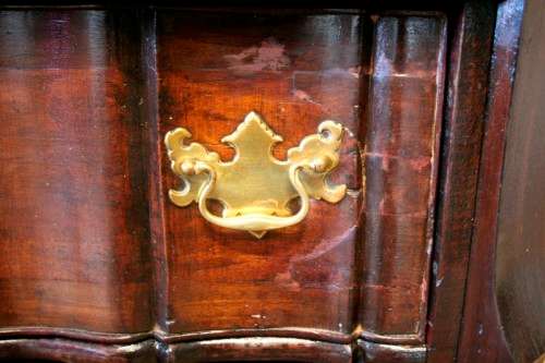 A fabulous vintage Imbuia ball & claw 3-drawer chest of drawers with brass handles & ample storage