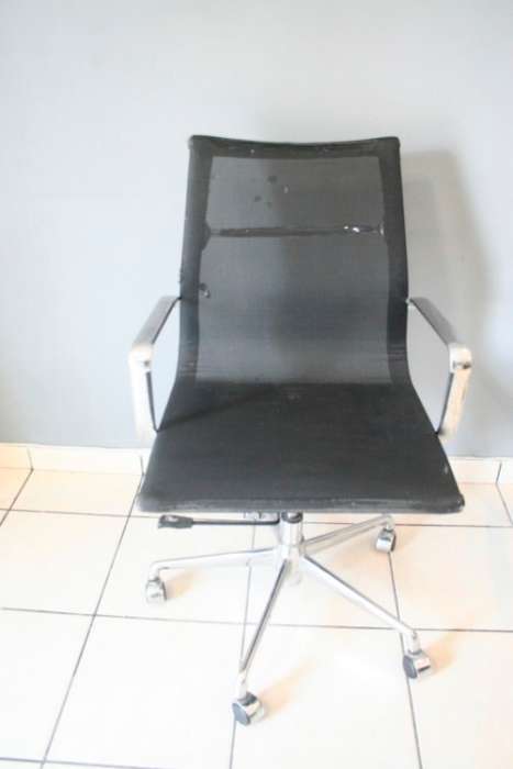**RS17** 2 stylish swivel, height adjustable office chairs w metal legs & wheels - Bid/ chair