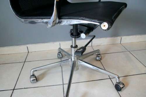 **RS17** 2 stylish swivel, height adjustable office chairs w metal legs & wheels - Bid/ chair