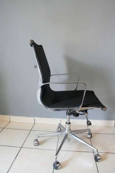 **RS17** 2 stylish swivel, height adjustable office chairs w metal legs & wheels - Bid/ chair