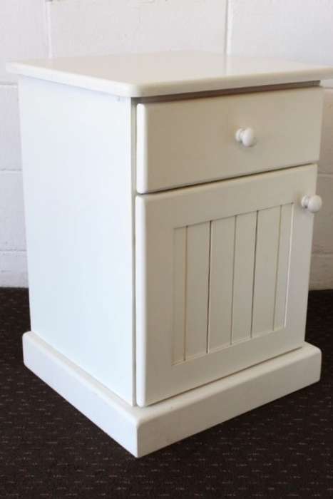 An awesome pair of white Duco bedside pedestals with a single drawer on runners & a cupboard