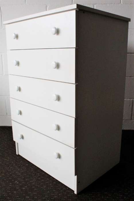 A lovely white veneer 5-drawer chest of drawers in good condition - perfect for extra packing space