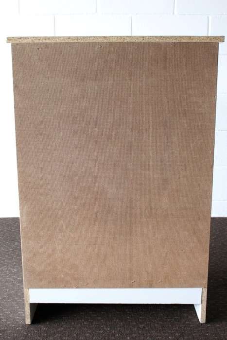 A lovely white veneer 5-drawer chest of drawers in good condition - perfect for extra packing space