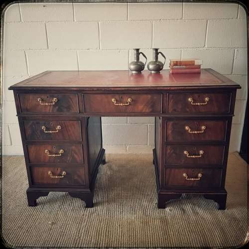 **RS17** A vintage Georgian-style Mahogany 9-drawer pedestal desk with a leather top - AMAZING!!