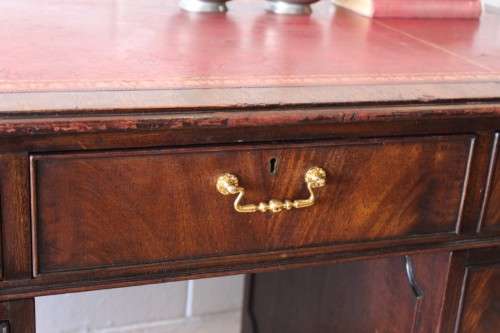 **RS17** A vintage Georgian-style Mahogany 9-drawer pedestal desk with a leather top - AMAZING!!