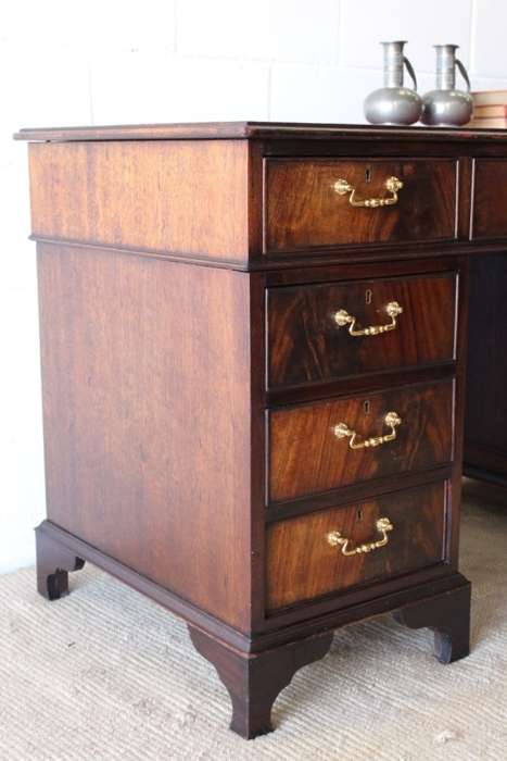 **RS17** A vintage Georgian-style Mahogany 9-drawer pedestal desk with a leather top - AMAZING!!