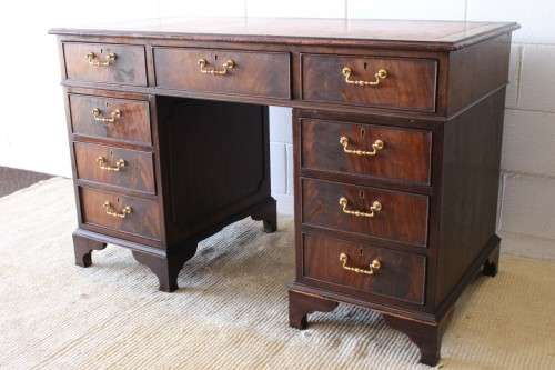 **RS17** A vintage Georgian-style Mahogany 9-drawer pedestal desk with a leather top - AMAZING!!