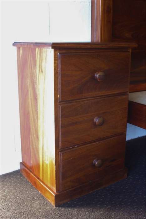 A magnificent solid Blackwood (King Size x-length) 4-poster bed w/ 2x matching bedside pedestals
