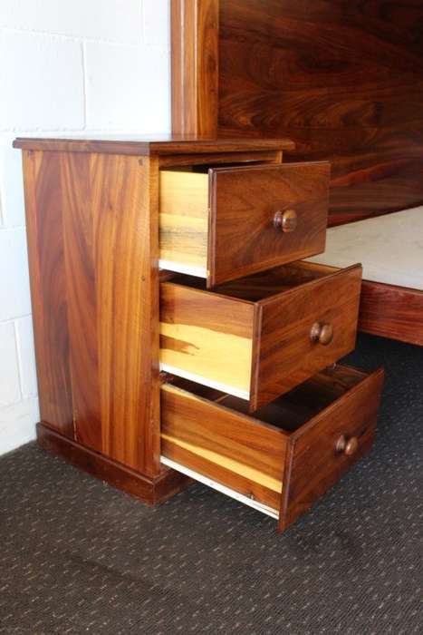 A magnificent solid Blackwood (King Size x-length) 4-poster bed w/ 2x matching bedside pedestals