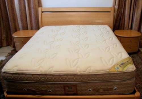**RS17** A stylish modern Queen bed headboard & base with a Sealy mattress and two pedestals