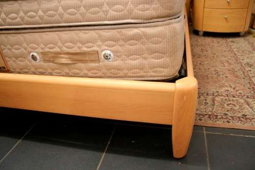 **RS17** A stylish modern Queen bed headboard & base with a Sealy mattress and two pedestals