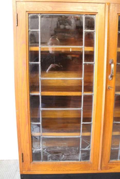 **RS17** A vintage Art Deco 3-fixed shelf double door book cabinet with lead-glass door detailing