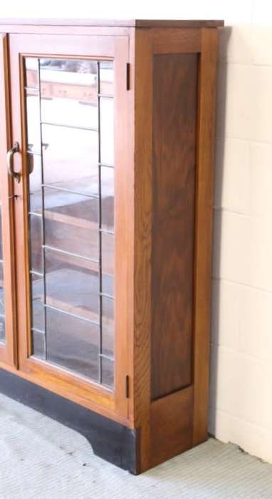 **RS17** A vintage Art Deco 3-fixed shelf double door book cabinet with lead-glass door detailing