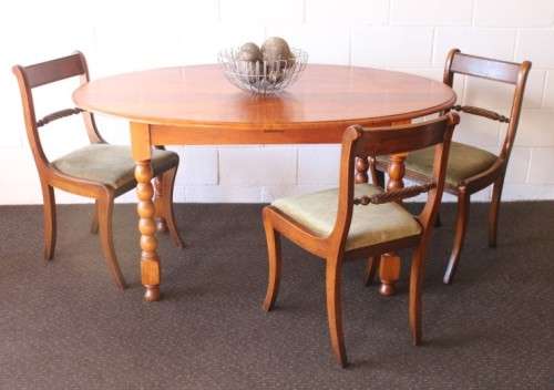 An exquisite antique Edwardian solid English honeyed oak bobbin-leg 6-seater dining table