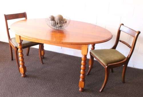 An exquisite antique Edwardian solid English honeyed oak bobbin-leg 6-seater dining table