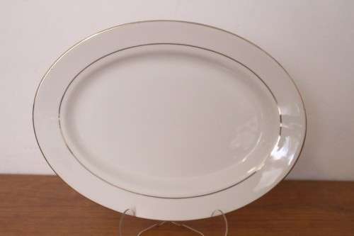 **RS17** Stunning white 8-setting porcelain tea service with a milk jug, sugar bowl and pastry plate