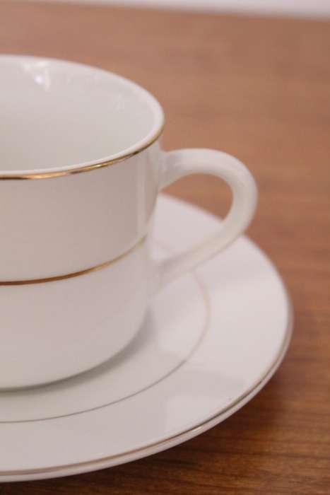 **RS17** Stunning white 8-setting porcelain tea service with a milk jug, sugar bowl and pastry plate