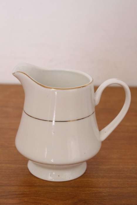**RS17** Stunning white 8-setting porcelain tea service with a milk jug, sugar bowl and pastry plate