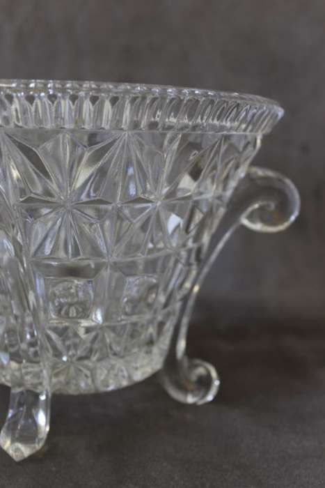 An exquisite classic designed footed crystal champagne/ wine cooler ice bucket.