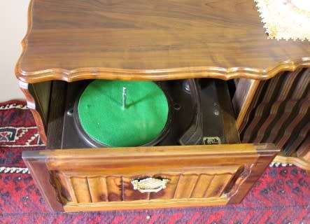 A stunning vintage Philips radiogram cabinet w/ a stylish design and ball and claw feet. Working!!!