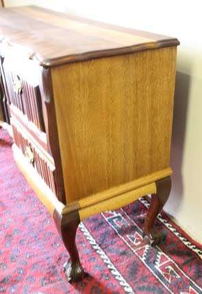 A stunning vintage Philips radiogram cabinet w/ a stylish design and ball and claw feet. Working!!!