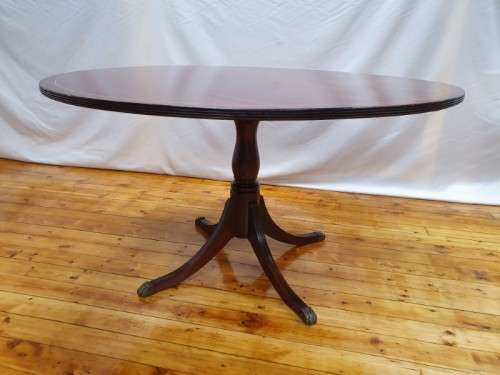 An exquisite claw footed Regency style round dining table (134cm x 75cm). Xmas sale