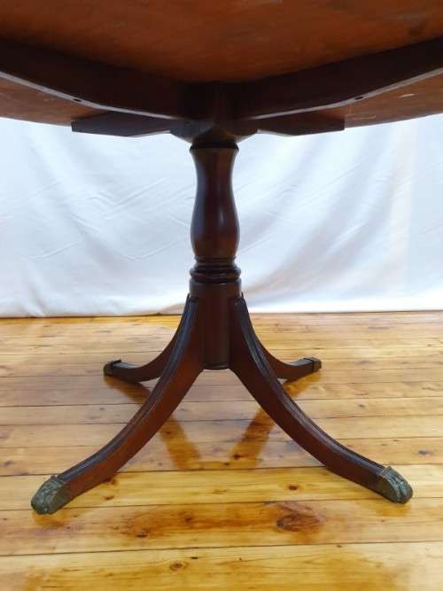 An exquisite claw footed Regency style round dining table (134cm x 75cm). Xmas sale