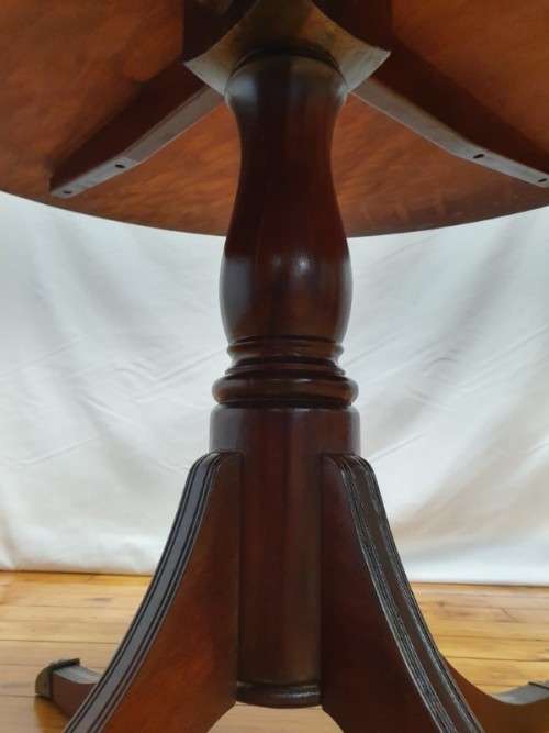 An exquisite claw footed Regency style round dining table (134cm x 75cm). Xmas sale